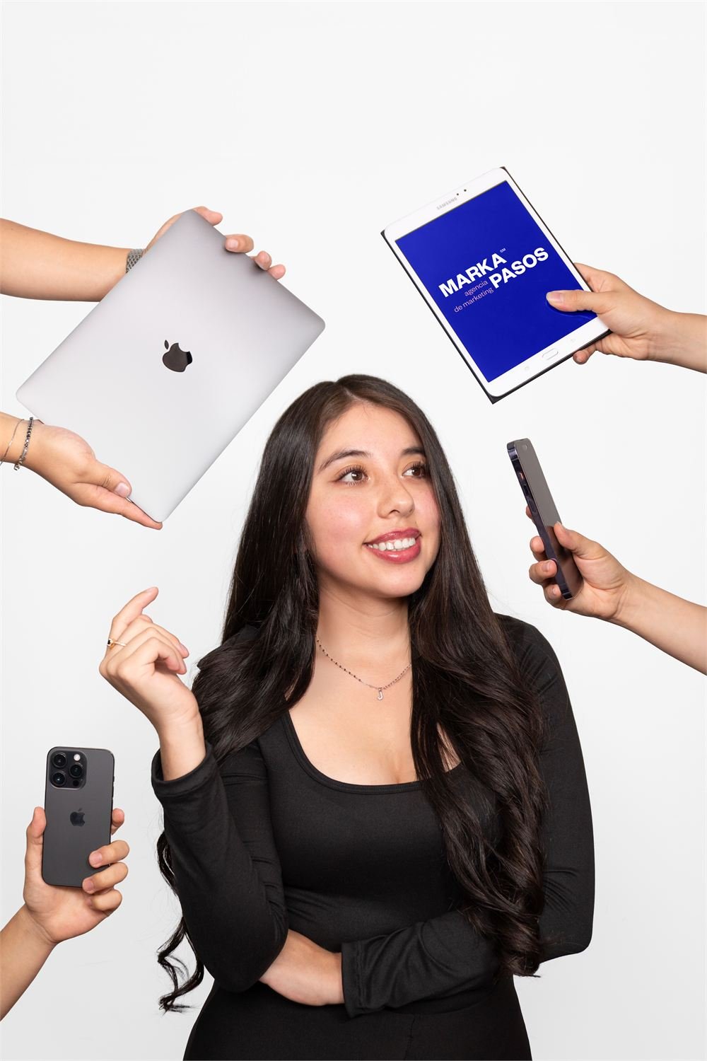 Integrante de Markapasos rodeada de celulares, tablets y computadoras