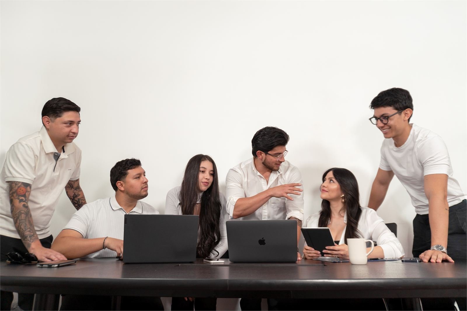 Equipo de Markapasos trabajando juntos alrededor de una mesa
